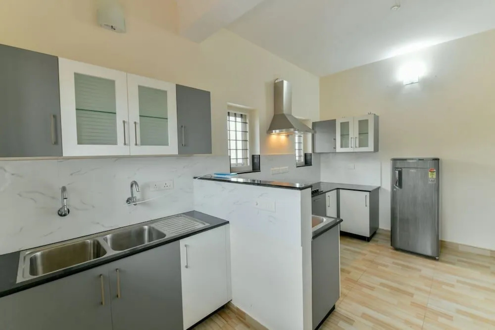 OYO 18602 Home Spacious Stay Near Lulu Mall