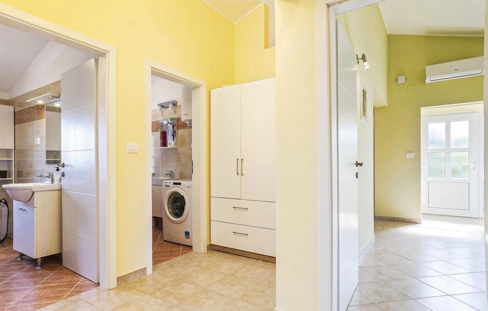 Stunning Apartment in Muntic With 3 Bedrooms and Wifi