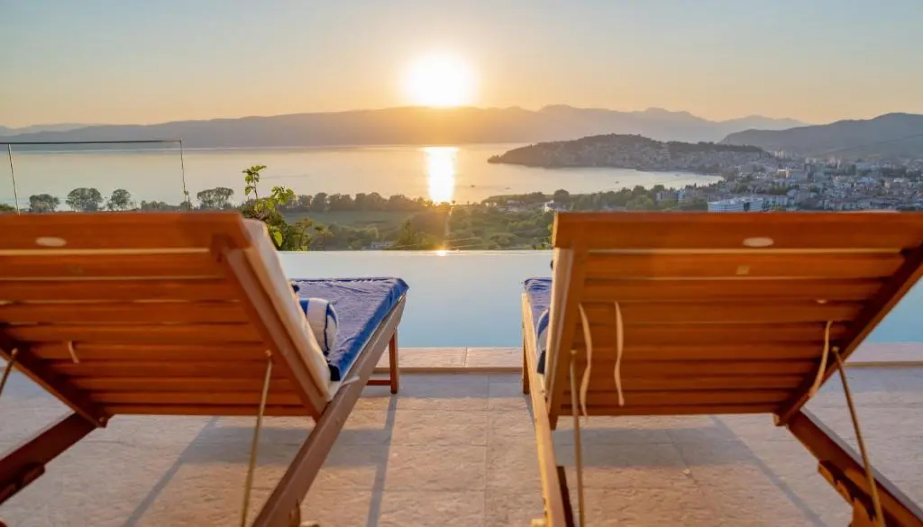 Casa Farmak - 4 Bedroom Lux Apartment with Infinity Pool & Lake View