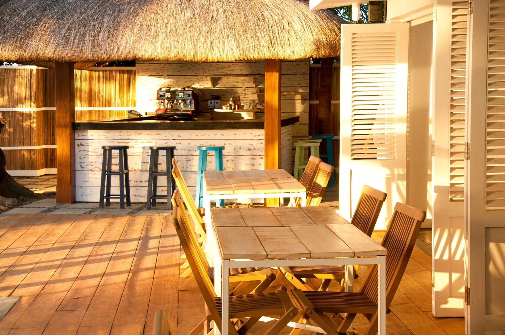 R Beach Club