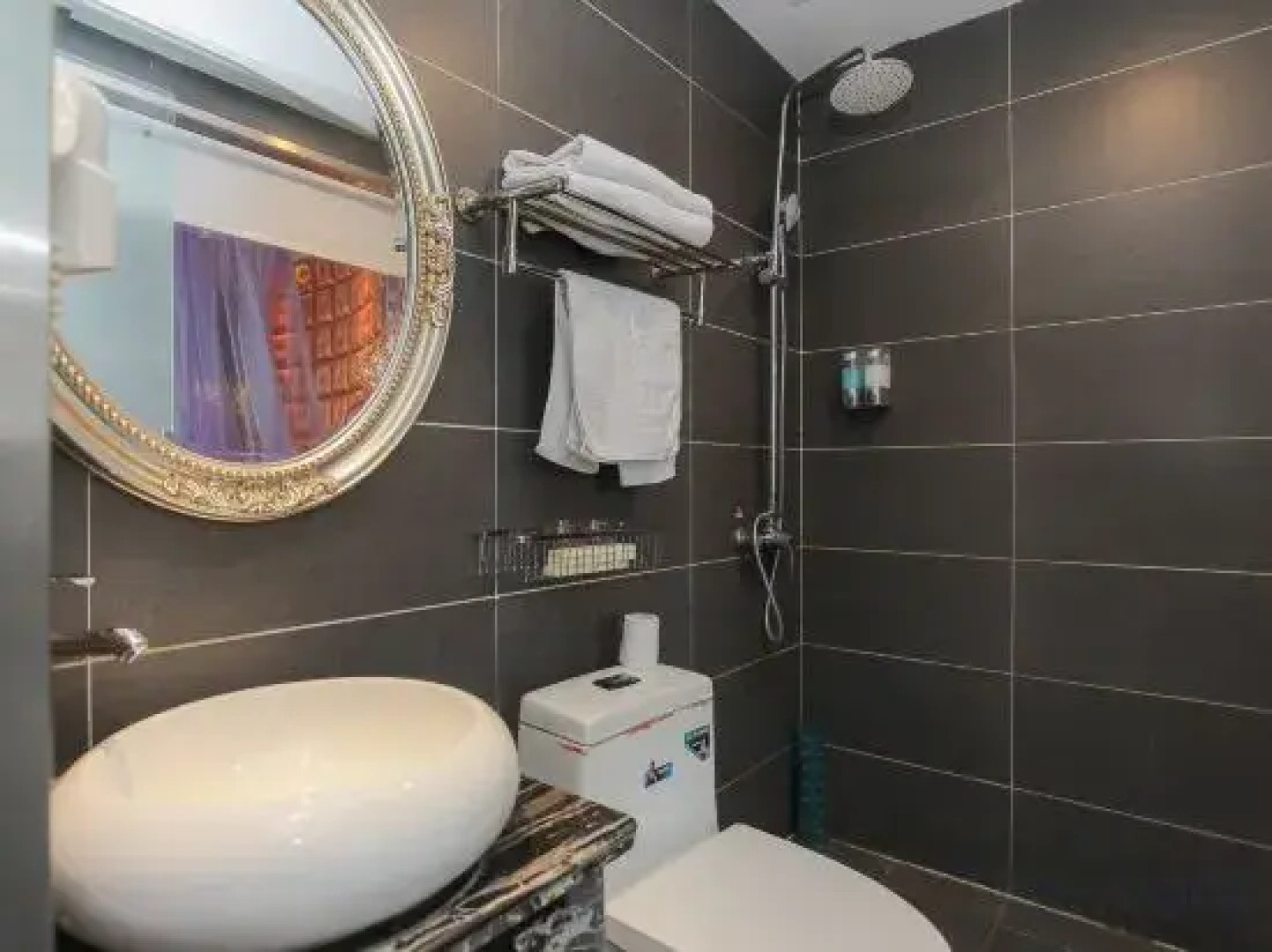 Weike Boutique Theme Hotel (Lianyungang Pedestrian Street Suning Square)