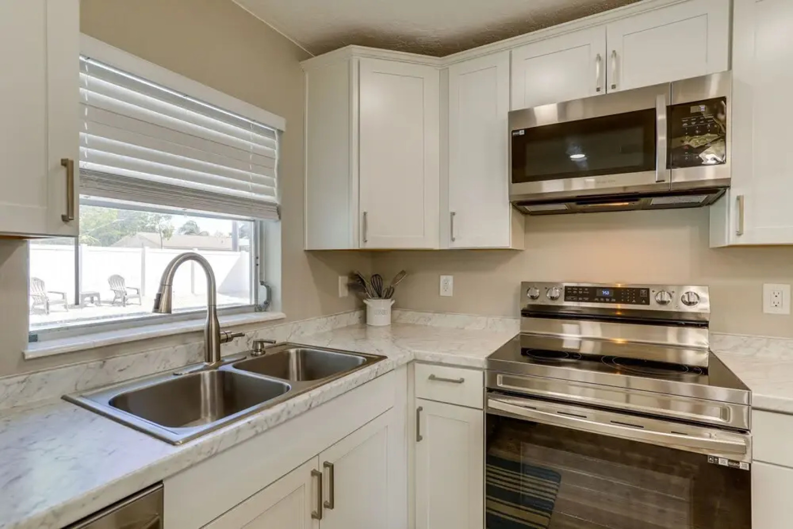 Private Hot Tub: Breezy Seminole Stay!