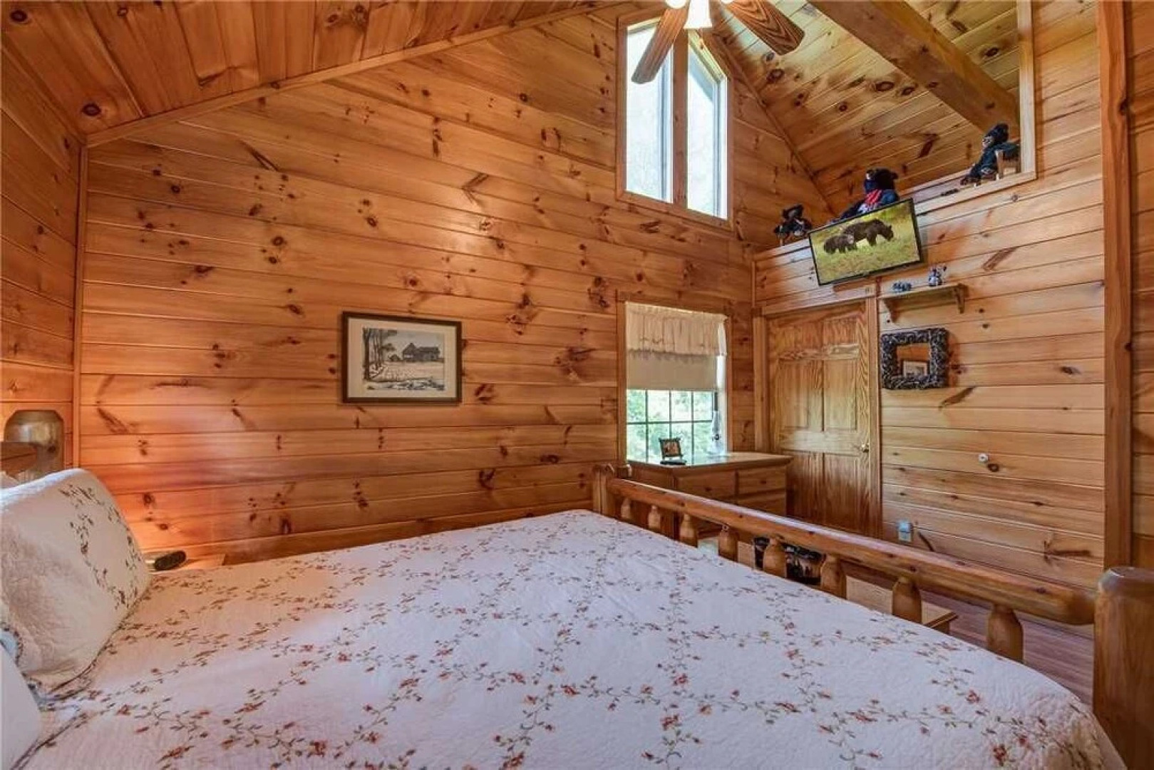 R Bearadise 2 Bedroom Home with Hot Tub