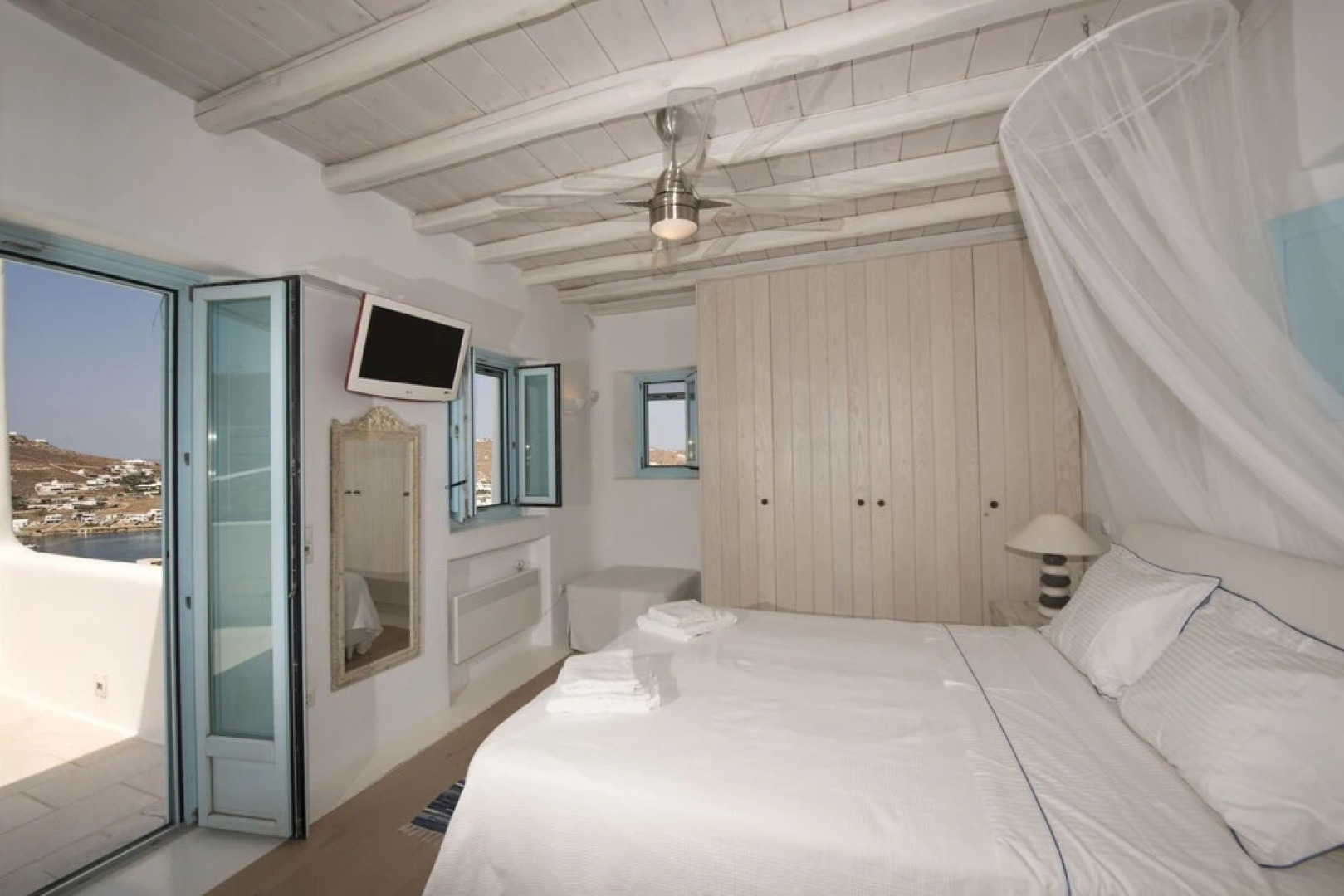 Nephiria's Villa Danelina next to Ornos&Psarou beach