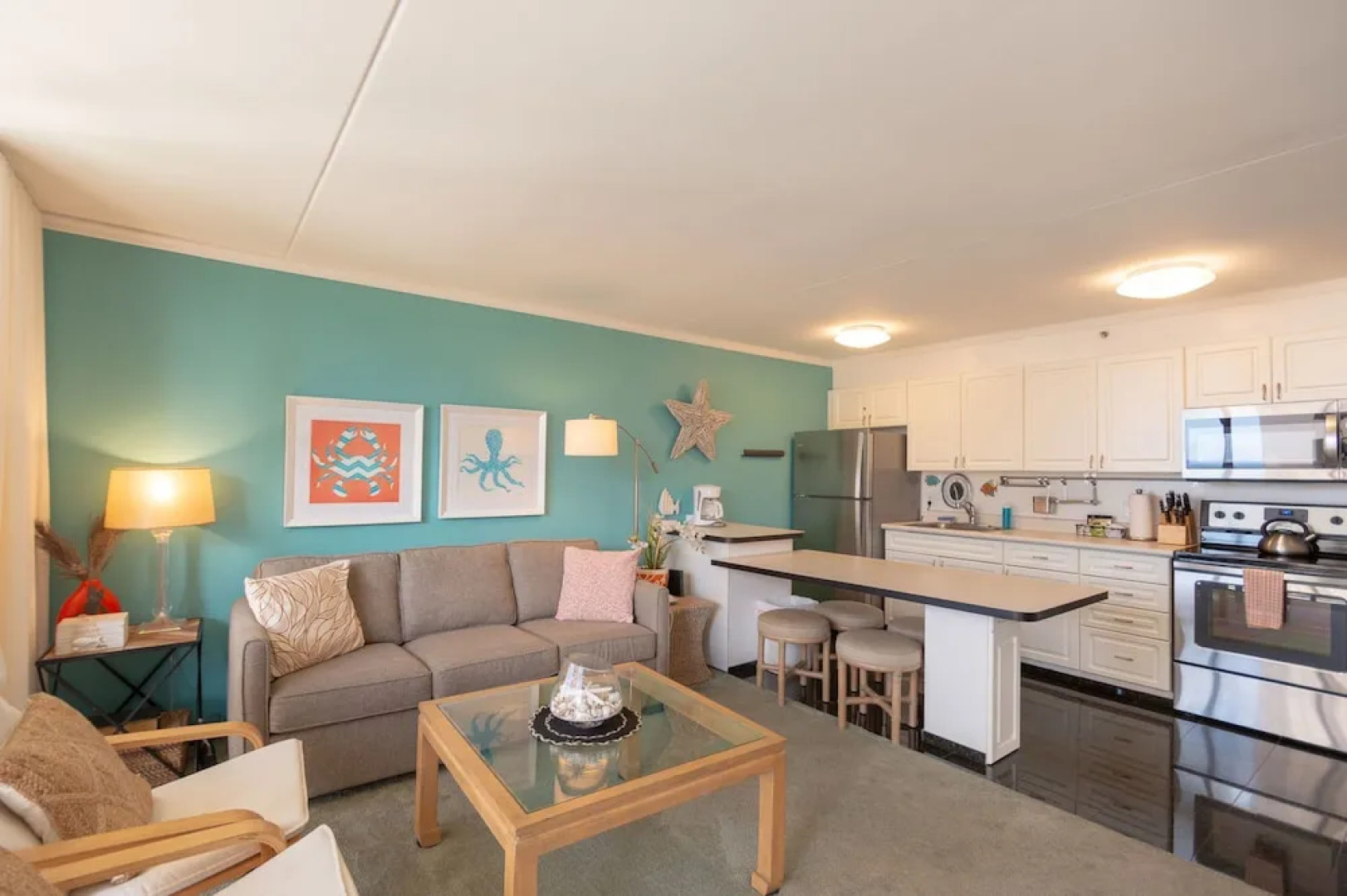 Waikiki Banyan - Partial Ocean View Tower 2 Suite 1204