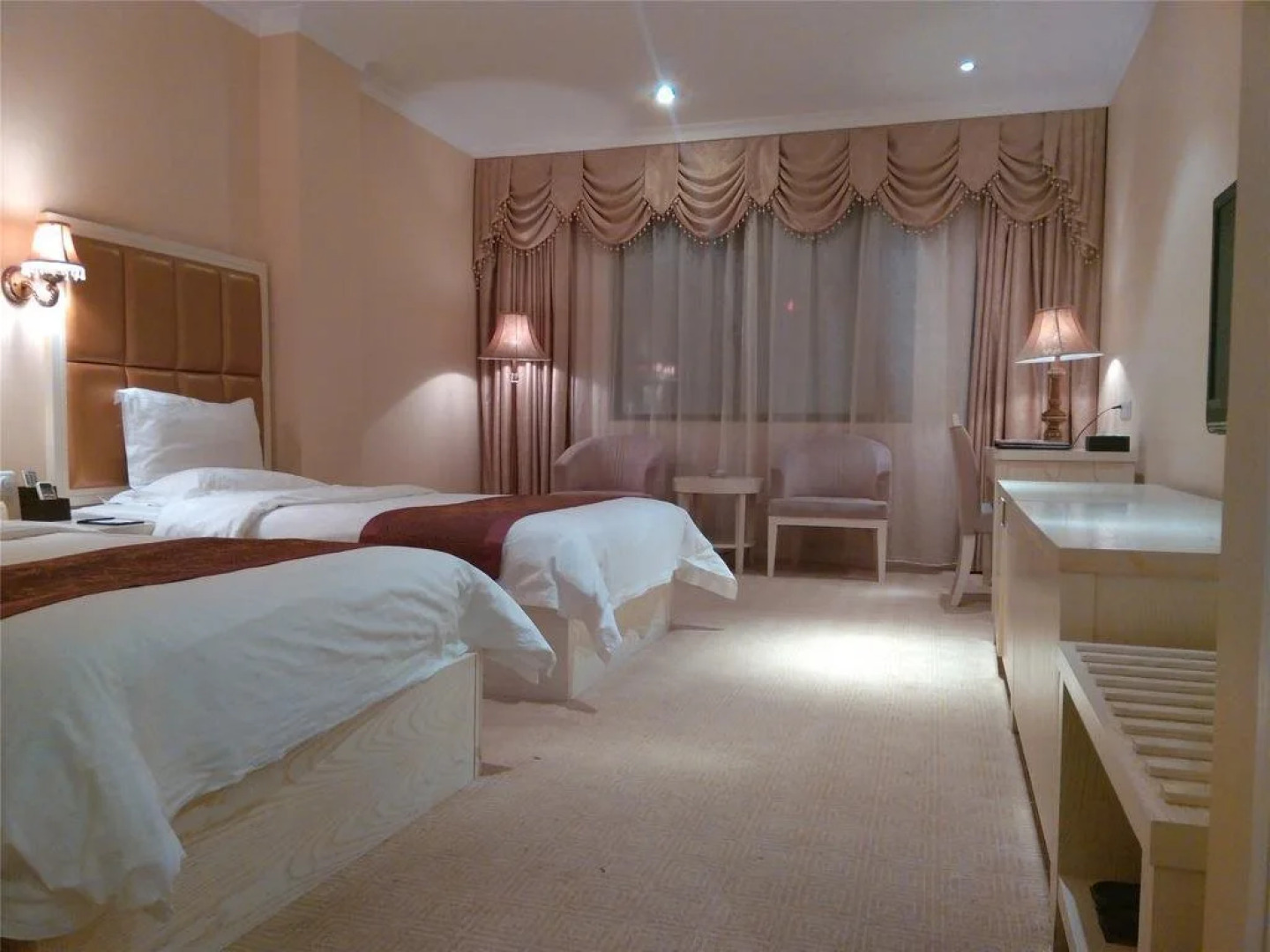 Wuzhishan Huajue Business Hotel