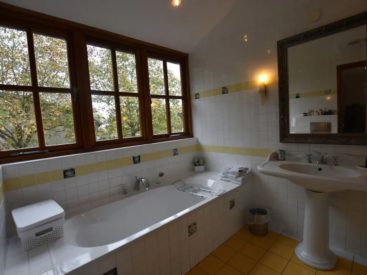 Lavish Holiday Home in Loosdrecht with Hot Tub