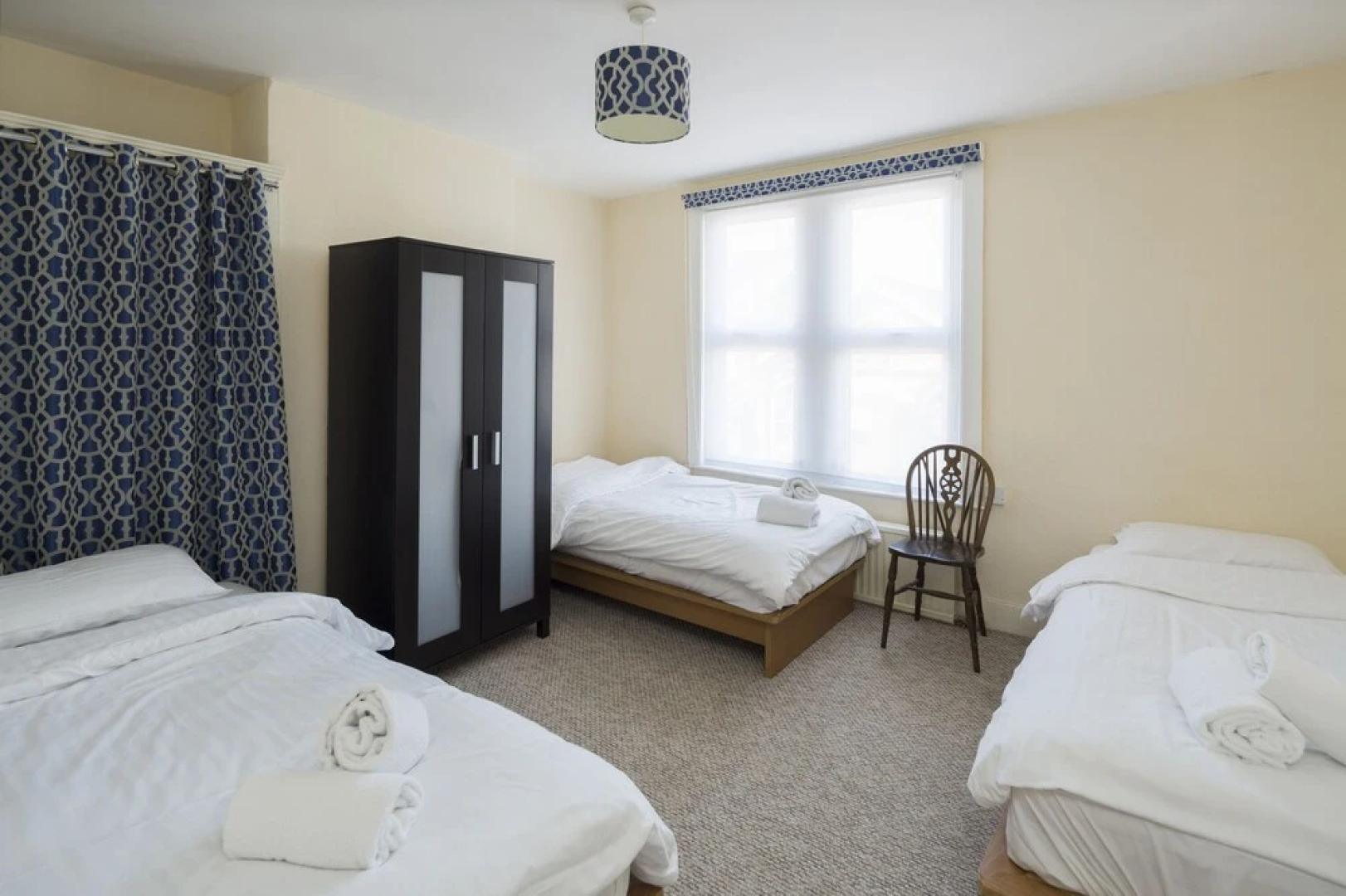 Stylish Modern with FREE Parking by Kasar Stays