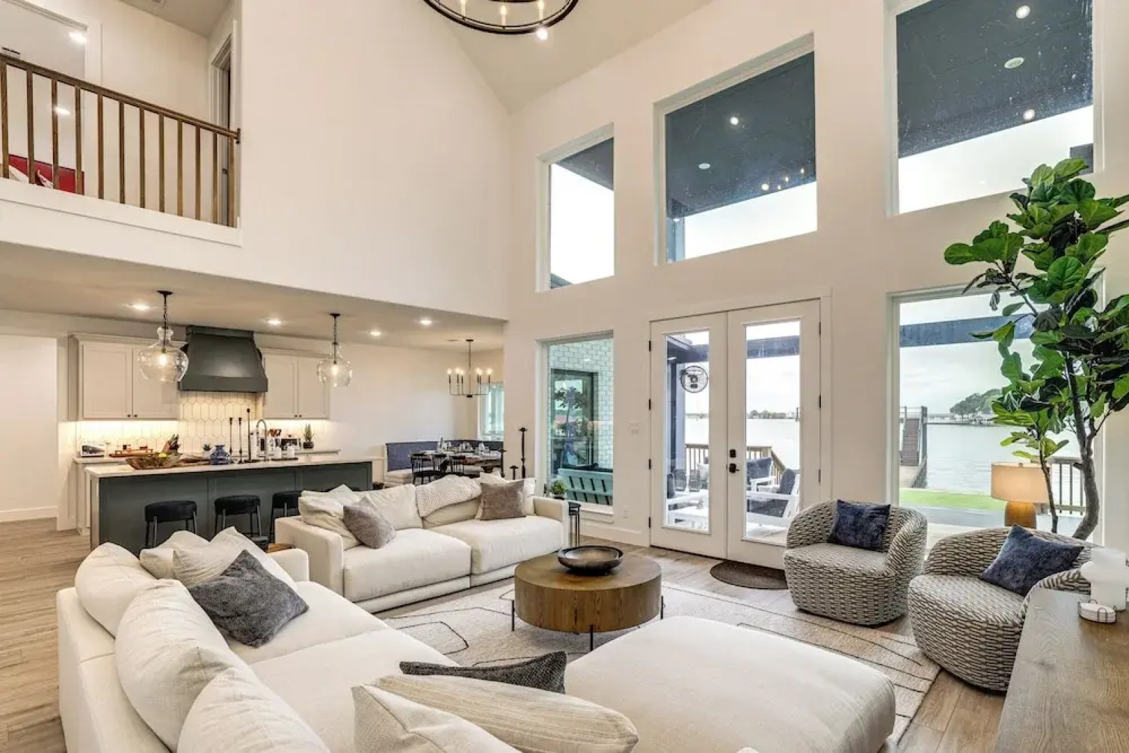 Dock & Hot Tub! High-end Cedar Creek Lake Retreat