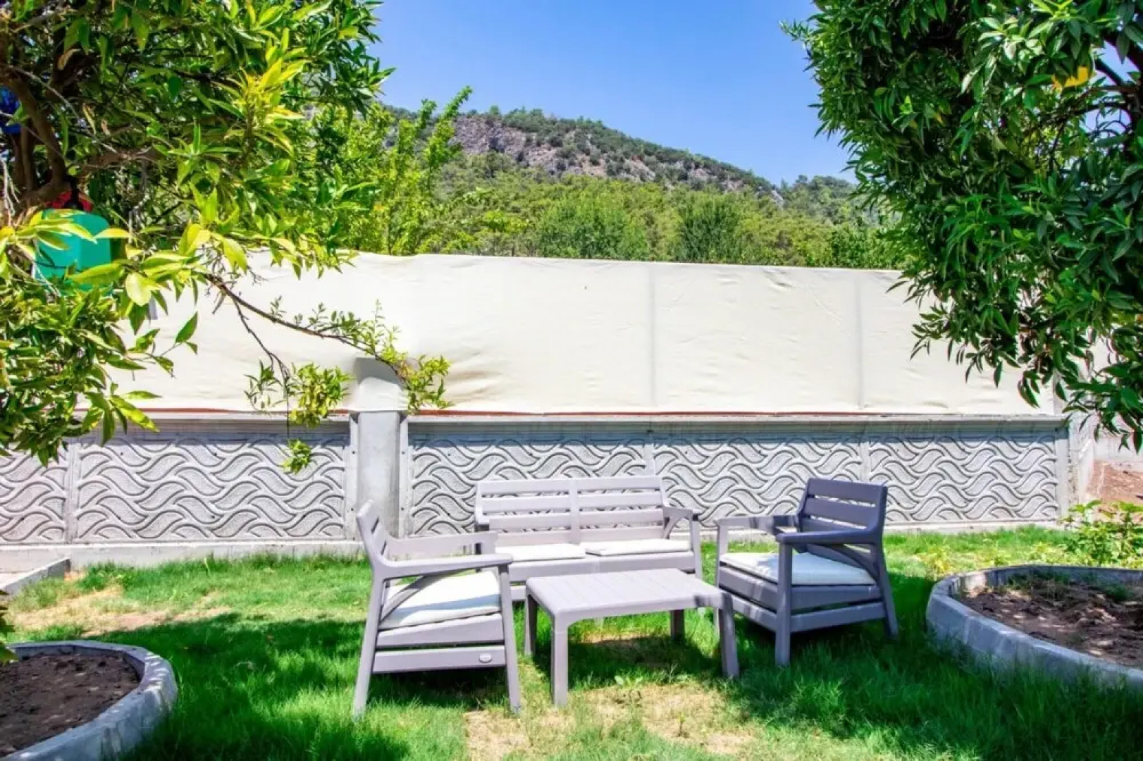 Villa With Pool Jacuzzi and Backyard in Inlice