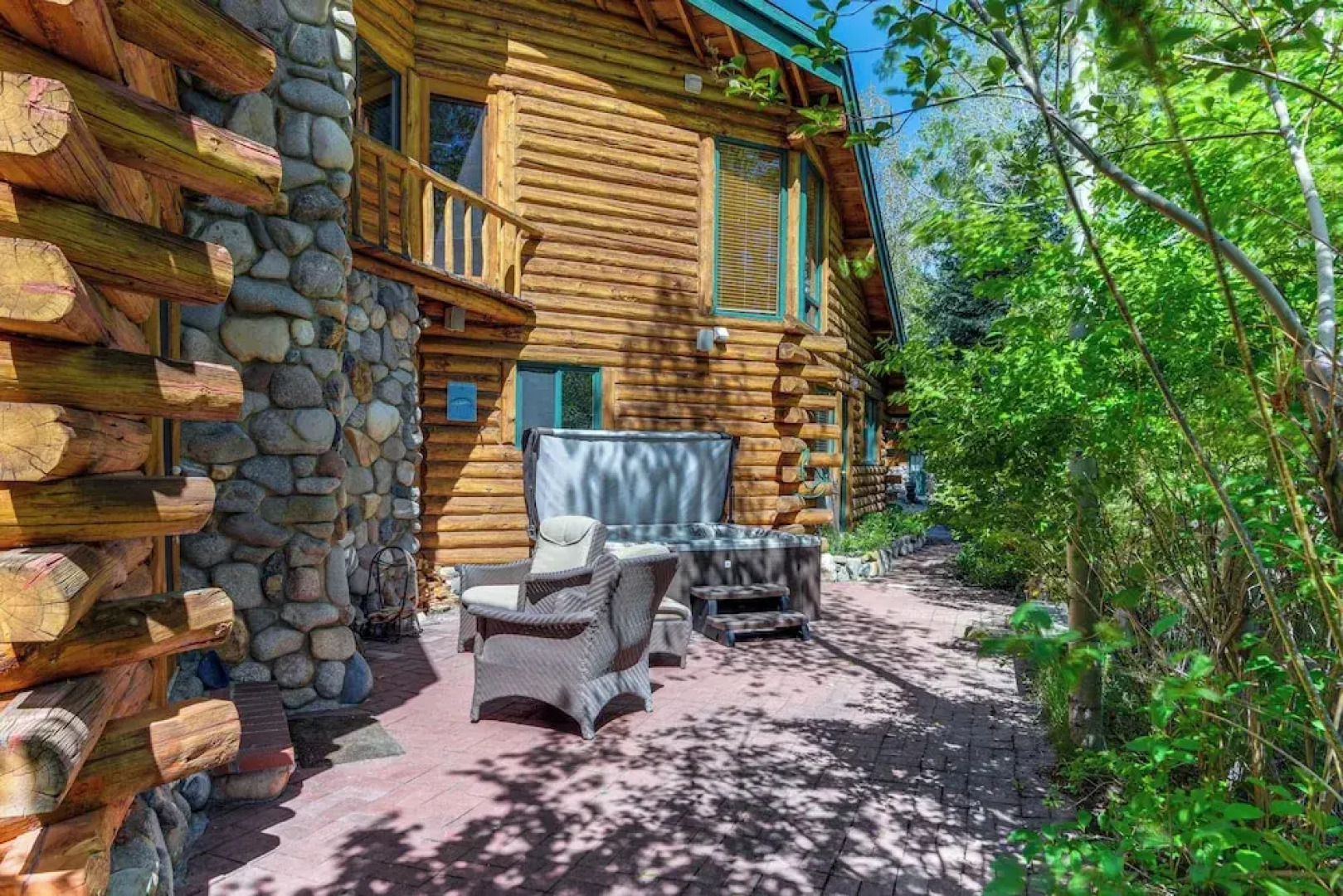 Life on Easy Street w/ Hot Tub: 7 Mi to Dwtn!