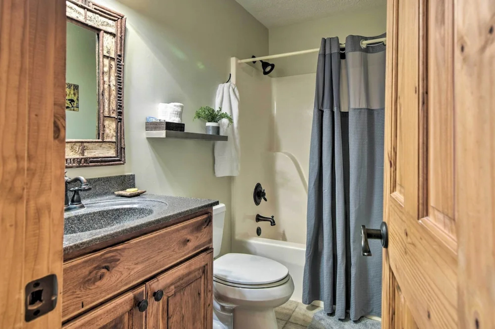 Cabin w/ Fireplace & Mountain Views: 5 Mi to Boone