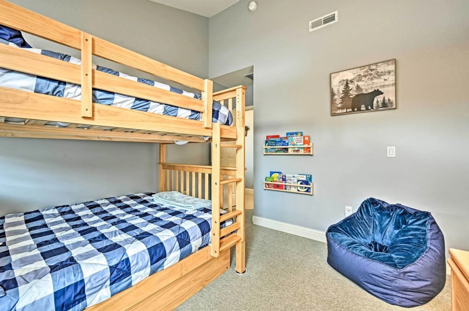 Bright Condo w/ Community Perks: Near Ski Quechee!