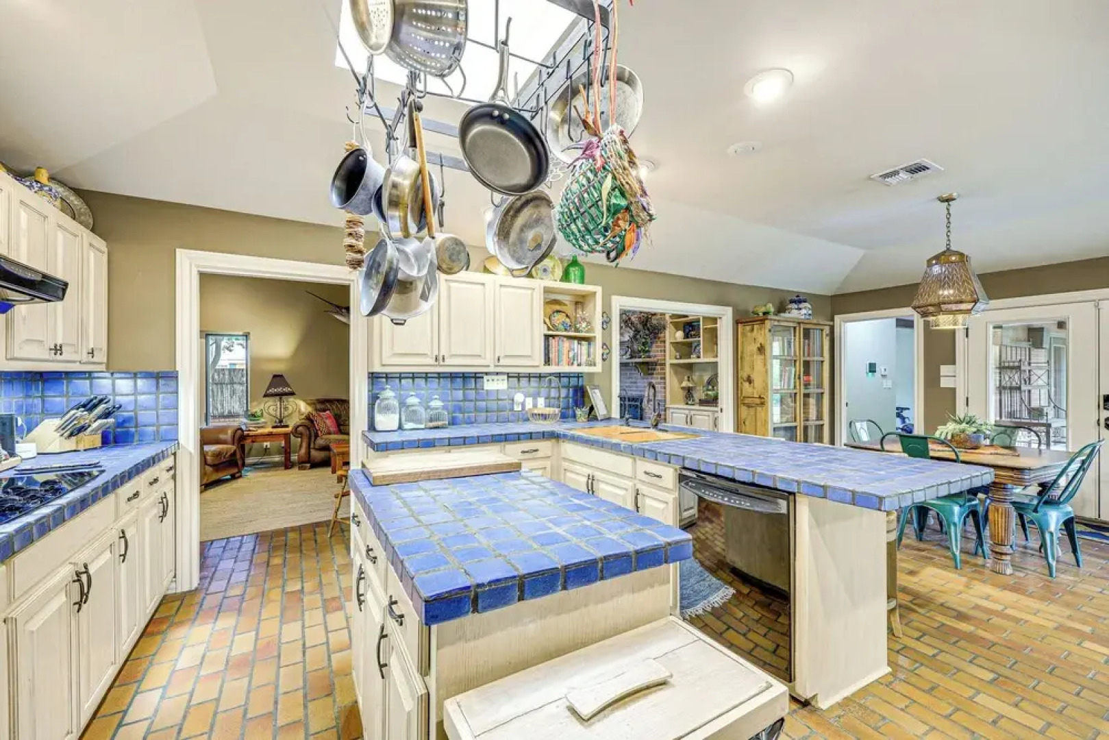 Del Rio Home w/ Large Yard, BBQ + Fireplace!