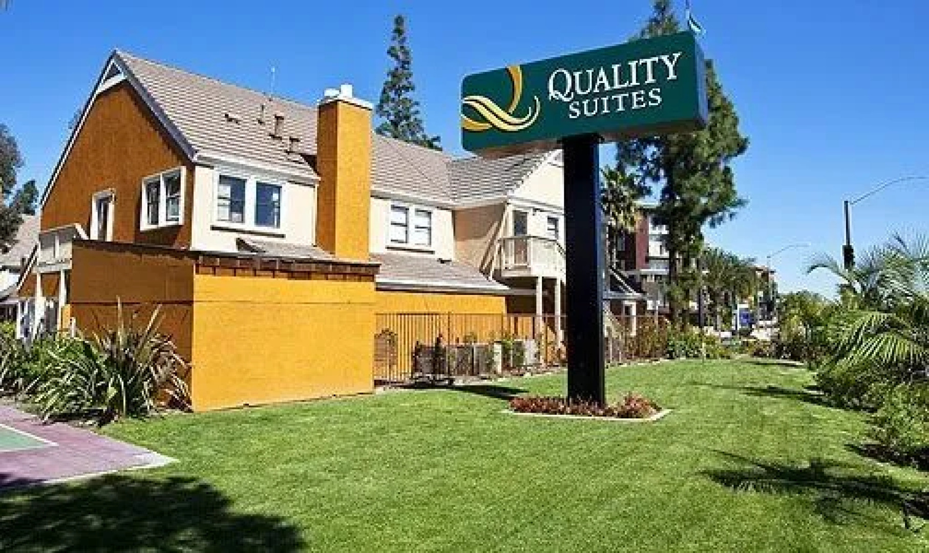 Quality Suites Anaheim Stadium