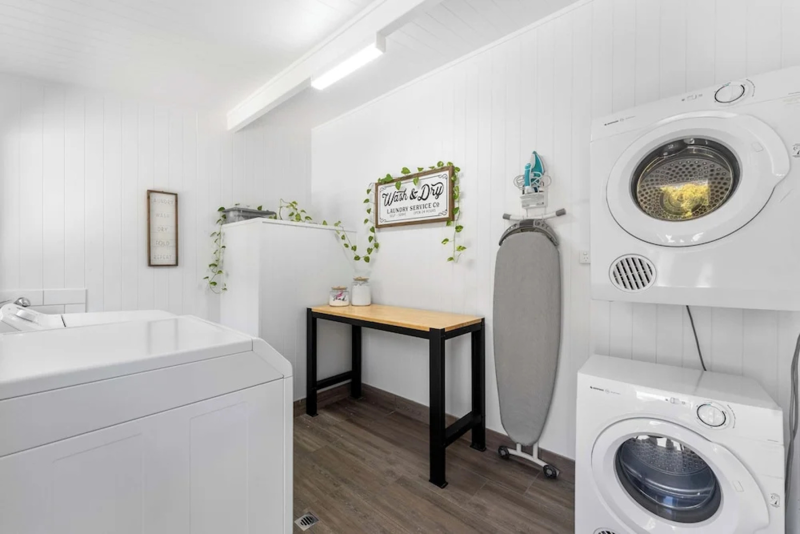 Kinka Palms Beachfront Apartments / Motel