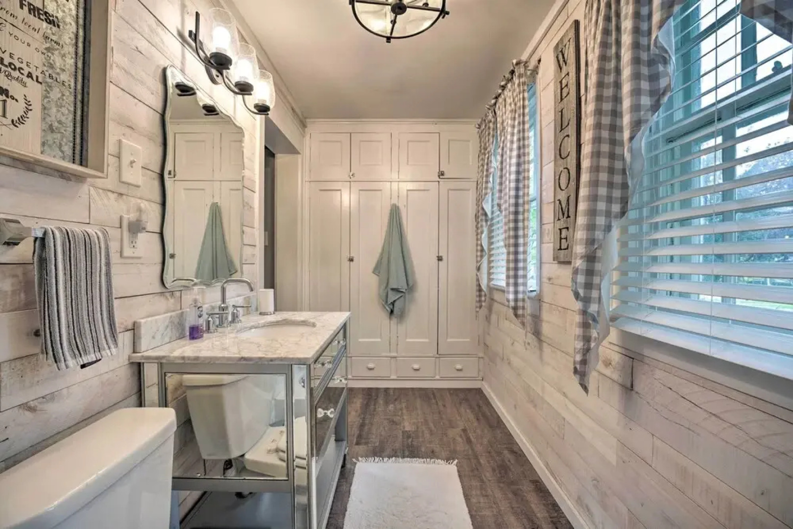 Romantic Apt Near Wineries, Golf & Lake Erie!