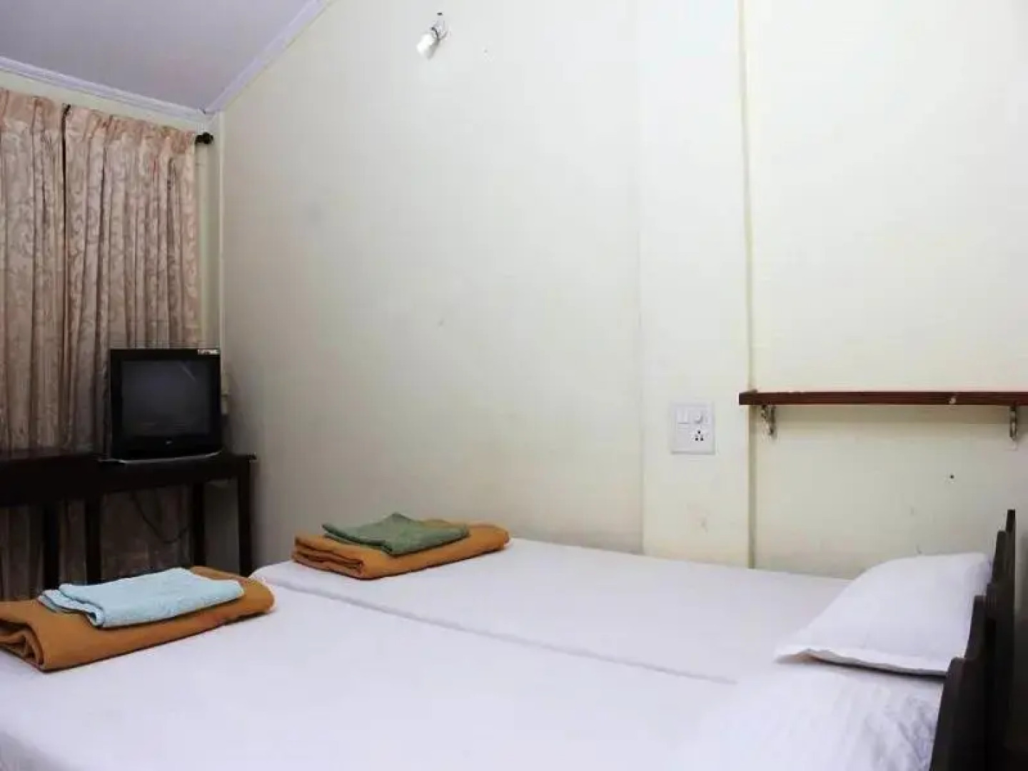 OYO 833 Hotel Prince Santosh Holiday Homes