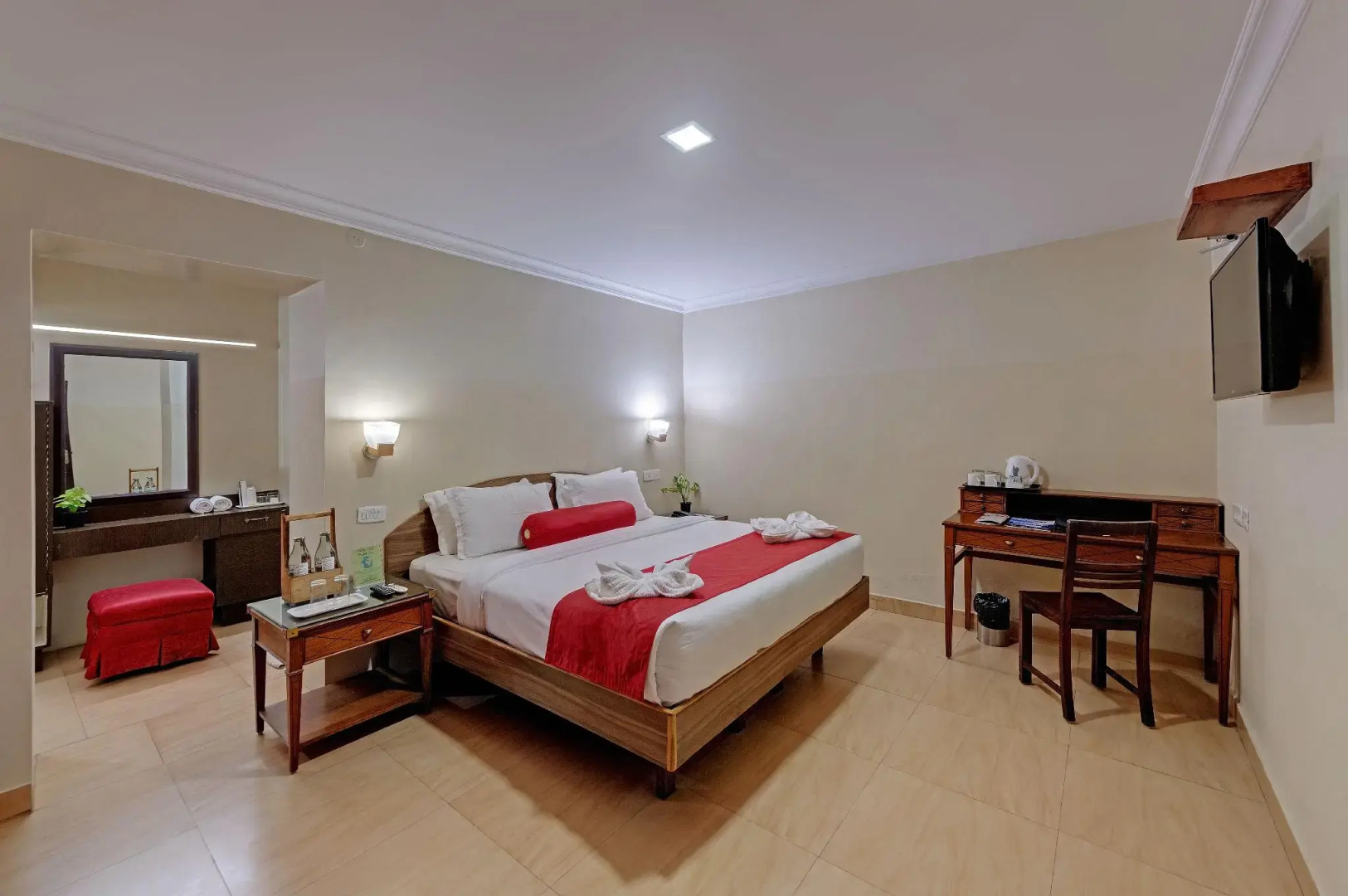 OYO Premium Golf Club Road