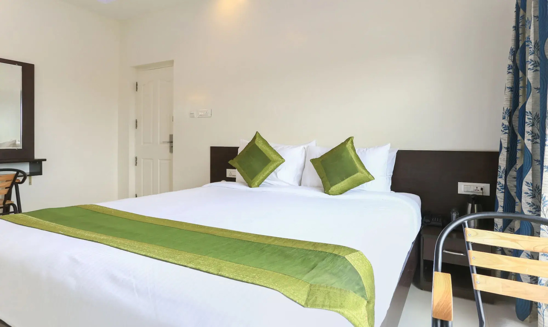 Treebo Light House, 900 Mtrs From Botanical Garden