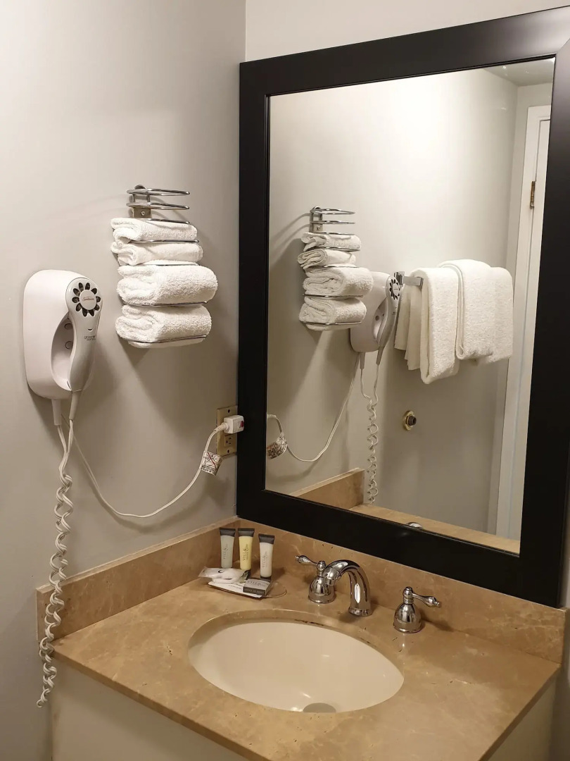 Riverland Inn & Suites