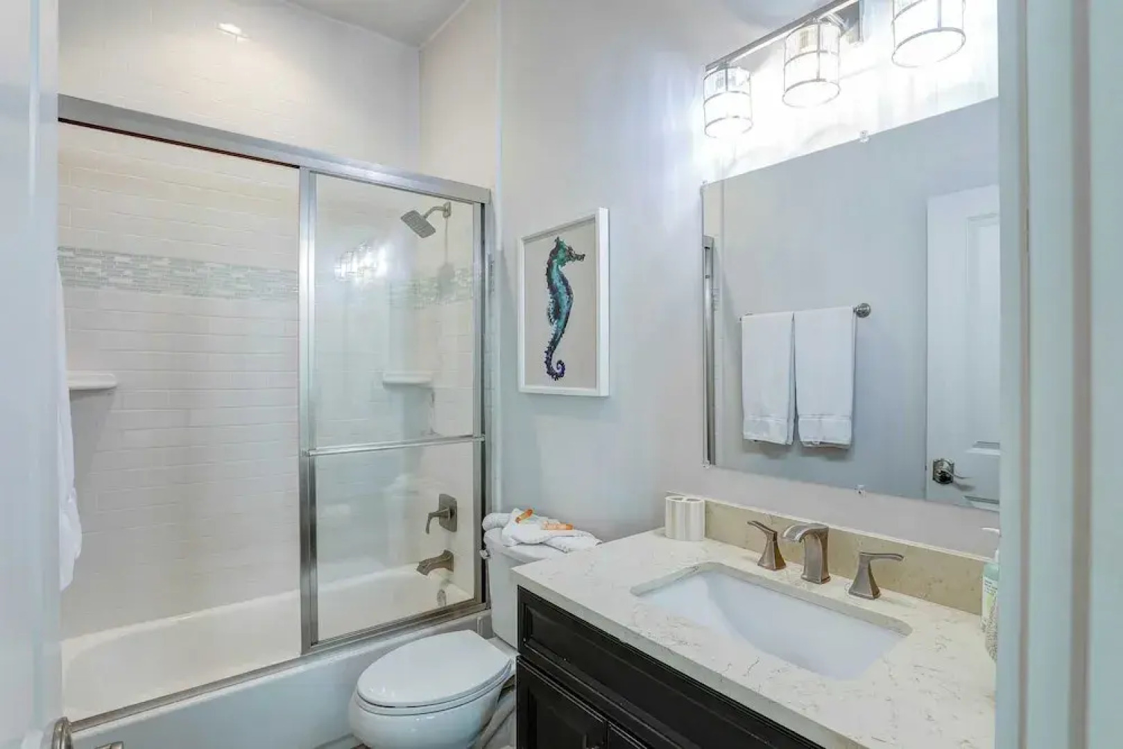 Dunn Inn 2 by Avantstay Walk to Beach, Pool Access, Sleeps 17!