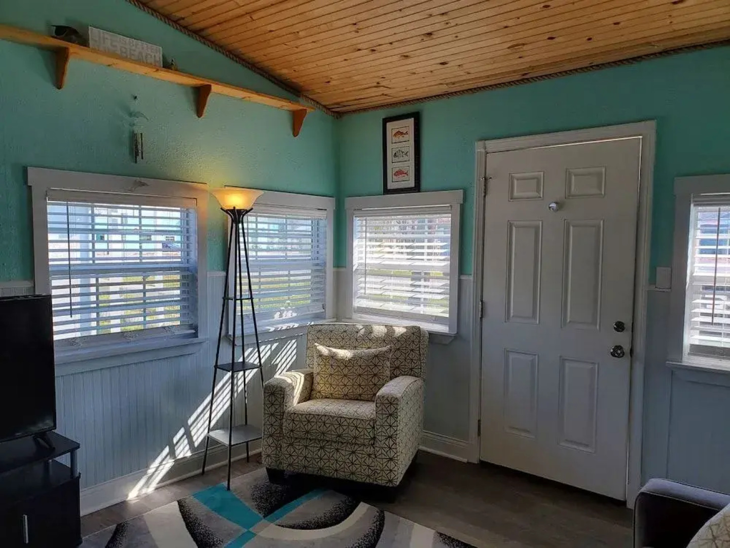 Nautical That One Apartment Near City Attractions by Redawning