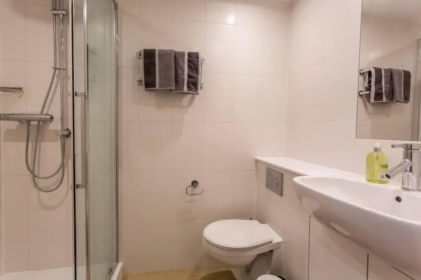 Spacious studio apartment in the heart of Oldham