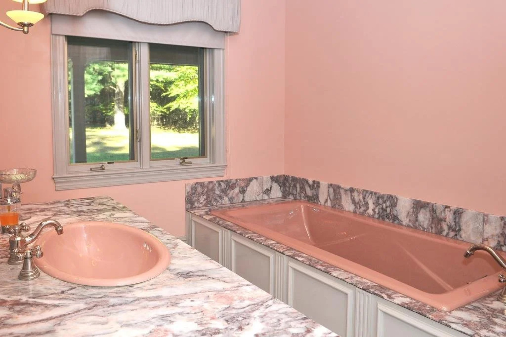 Bass Manor Bed and Breakfast & Art Museum