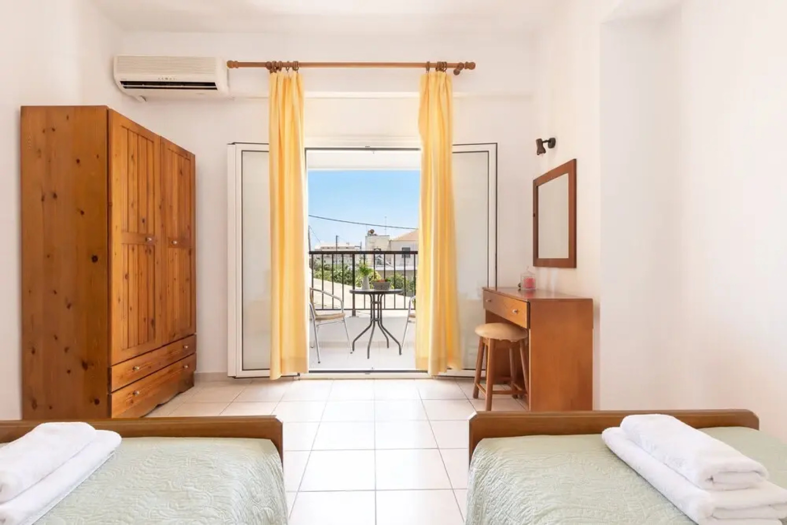 Dora Pool Studios by Konnect