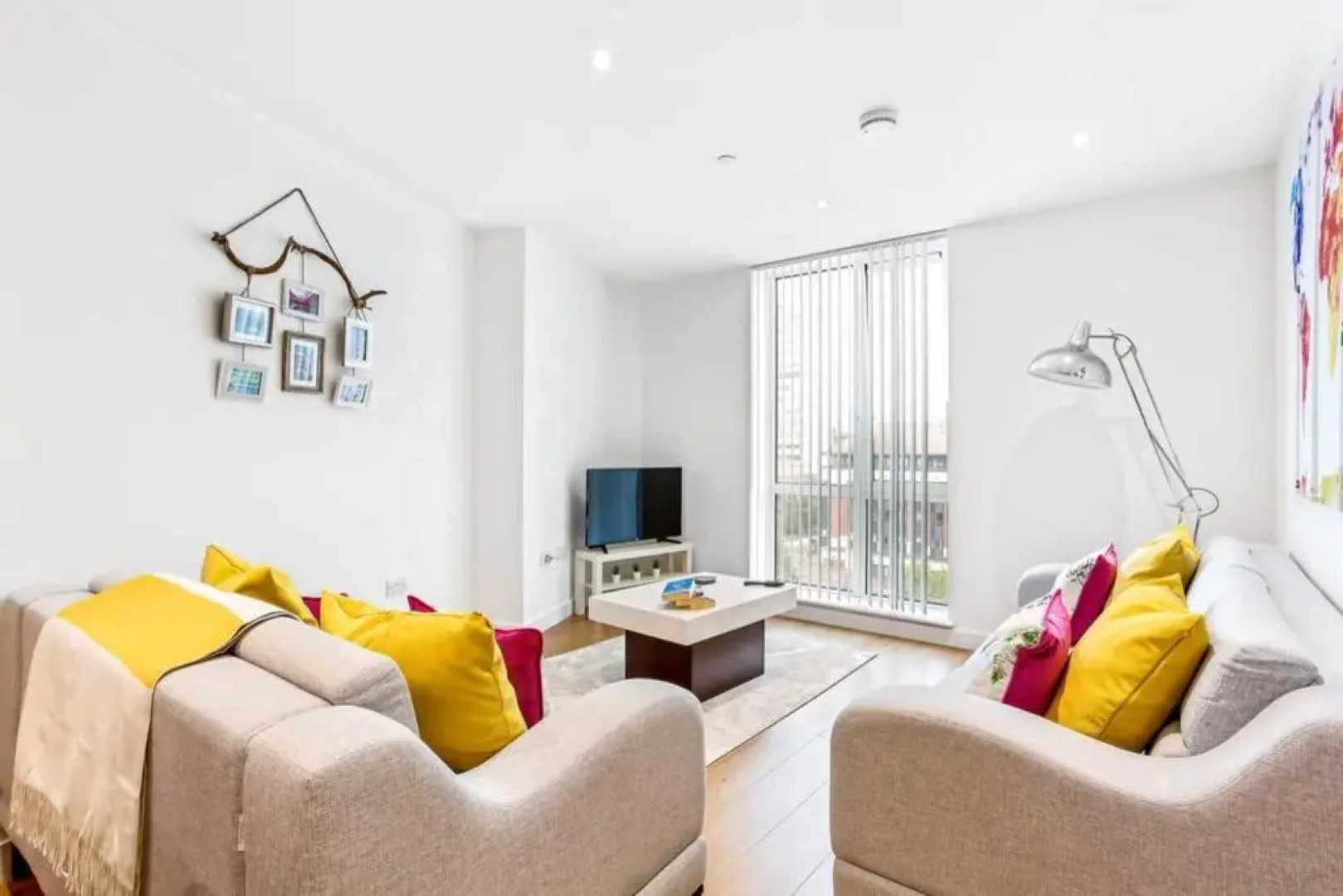 Stunning 2 Bed/2 Bath In Town Centre & Parking!