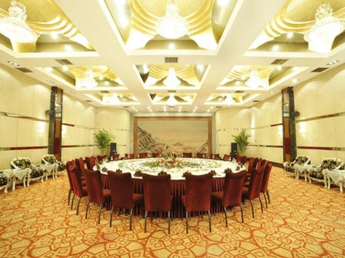 Yun-Ray Ambassador Hotel