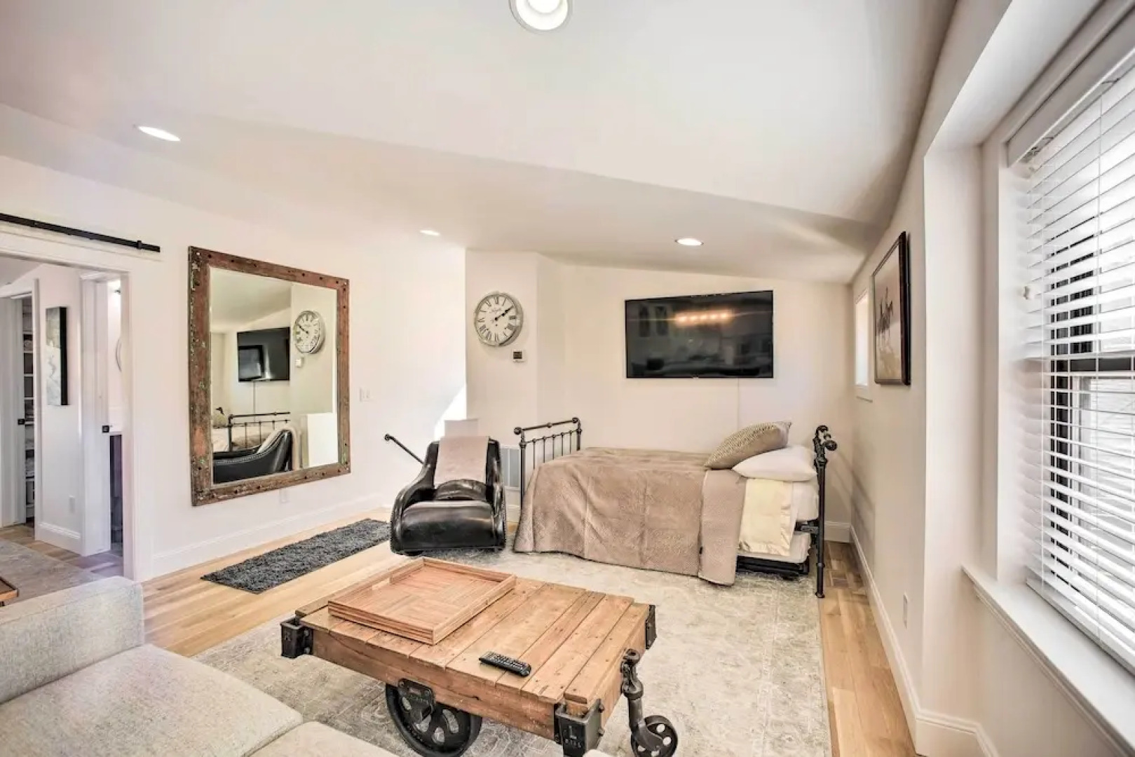 Walk to Town - Castle Rock Cottage!