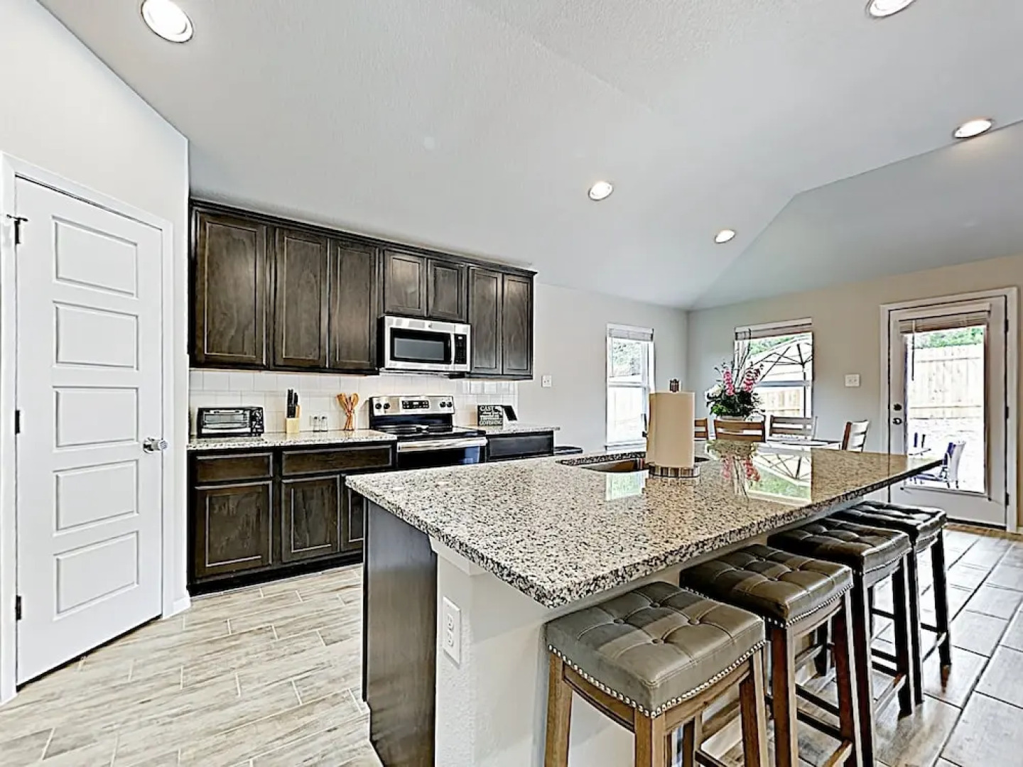 New Listing! Brand-new Hideaway Near Lakeside Fun 4 Bedroom Home