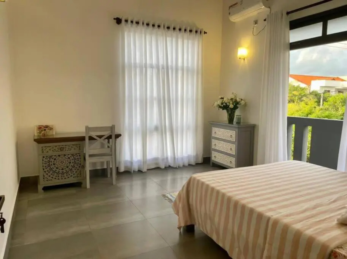 Lovely 2-bedroom holiday home with free parking.