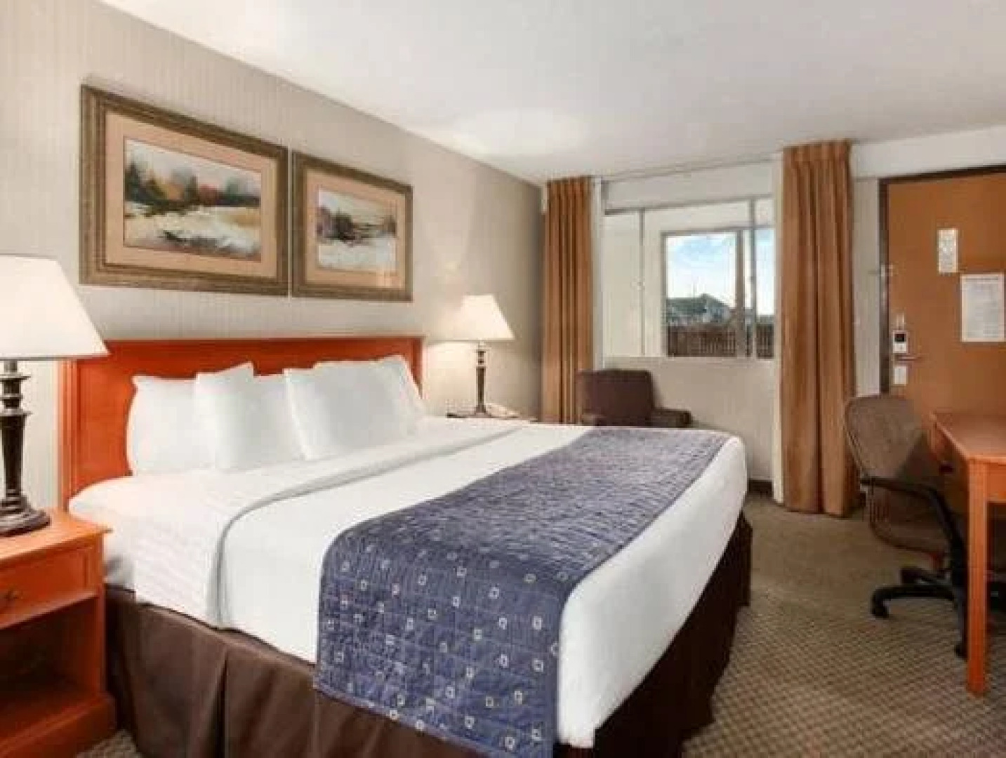 海斯大使酒店及会议中心(Hays Ambassador Hotel & Conference Center)