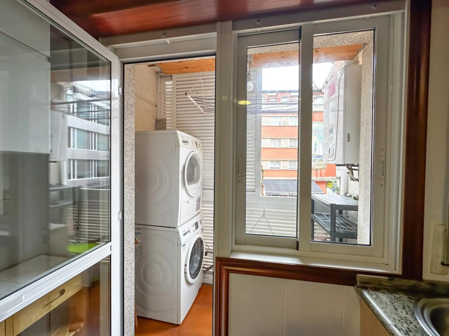 Apartamento completo, amplio, muy iluminado y con plaza de garaje incluida.