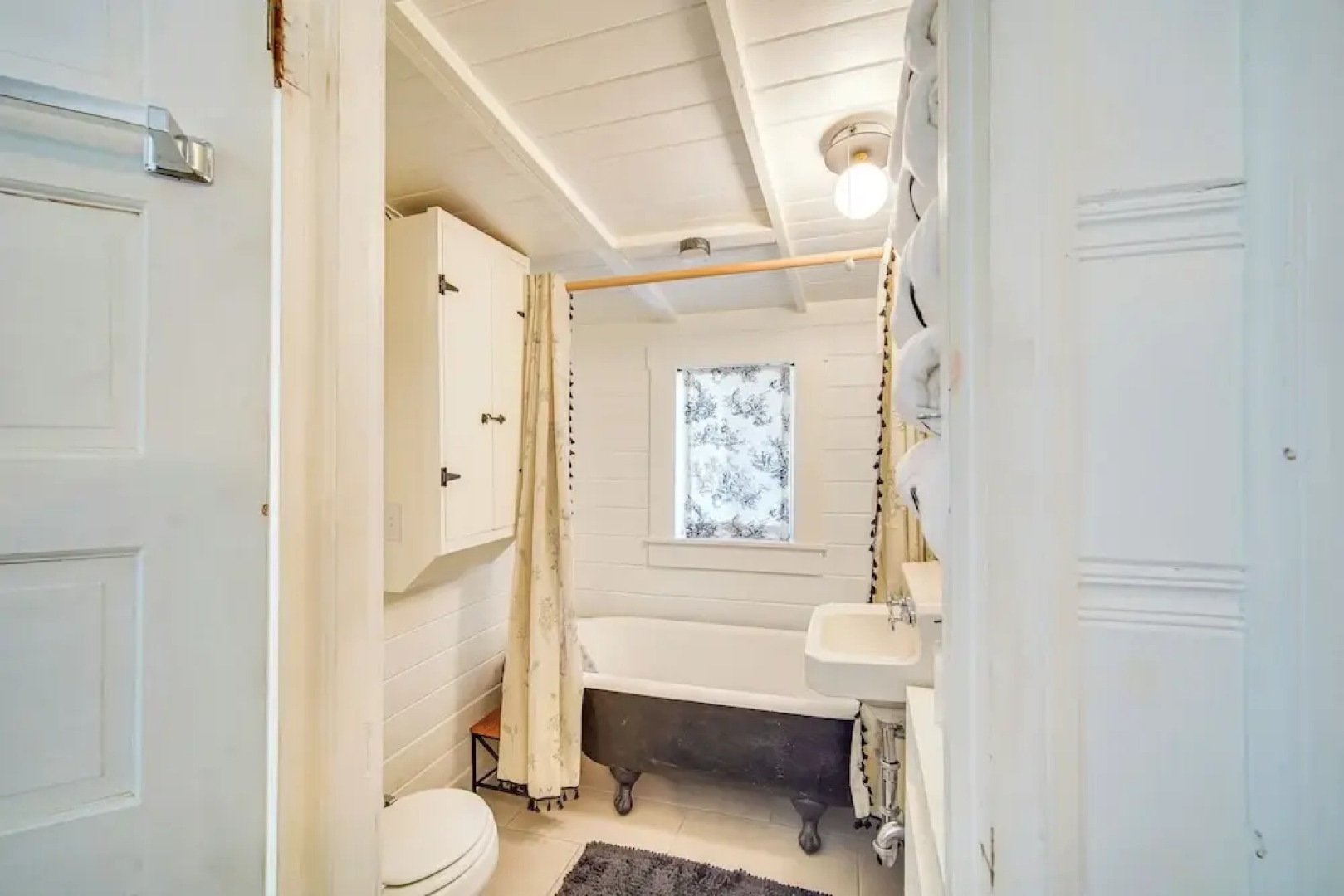 Crestline Vacation Rental, Close to Hiking Trails!