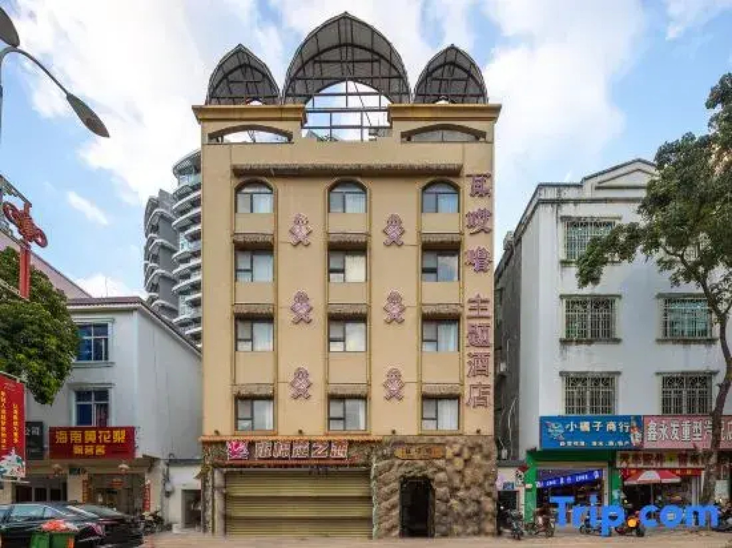 Wayalu Theme Hotel (Forest Lake Branch on March 3rd Avenue, Wuzhishan)