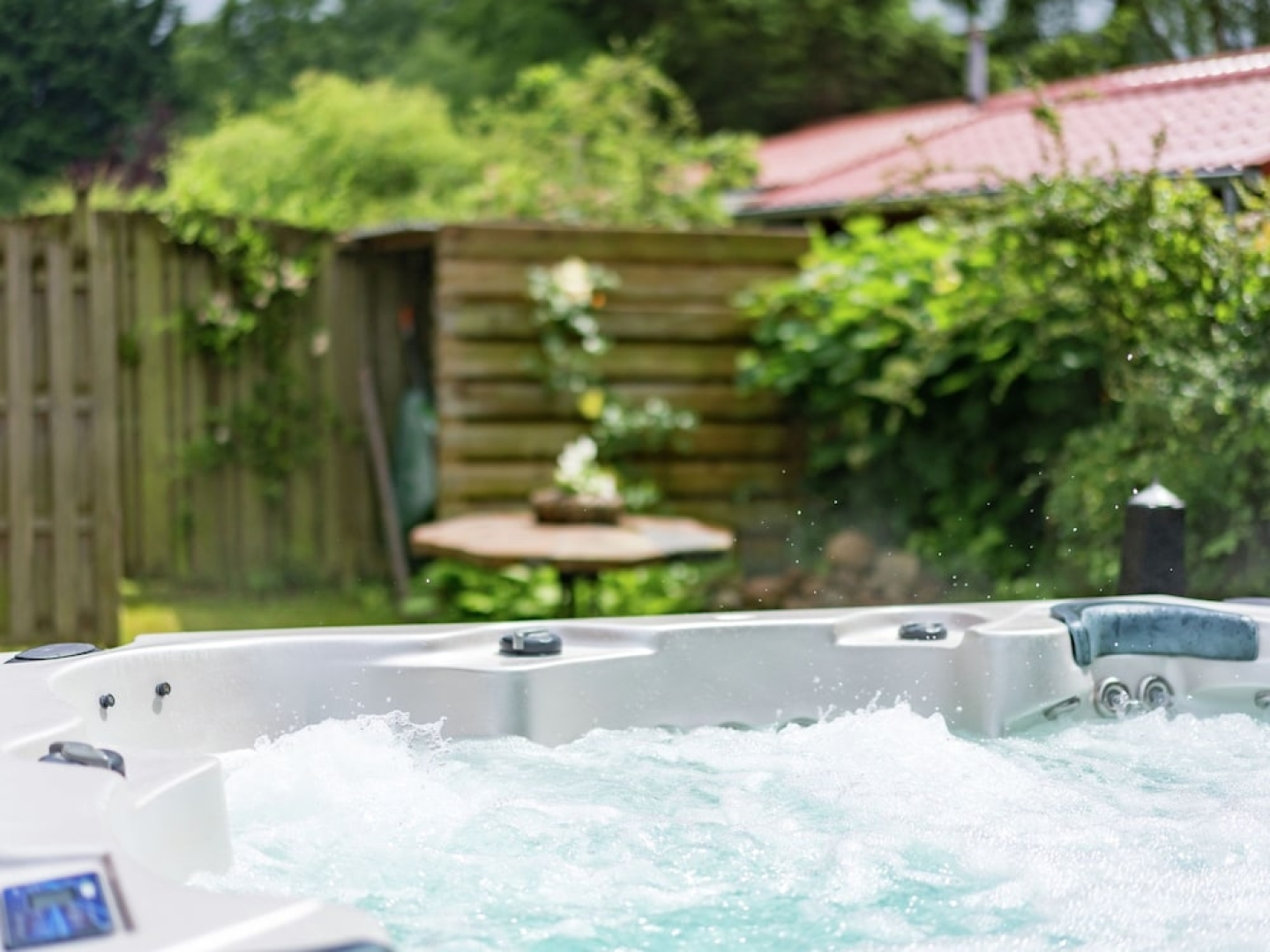 Cozy Holiday Home with Hot Tub in Lauwersoog by Lake