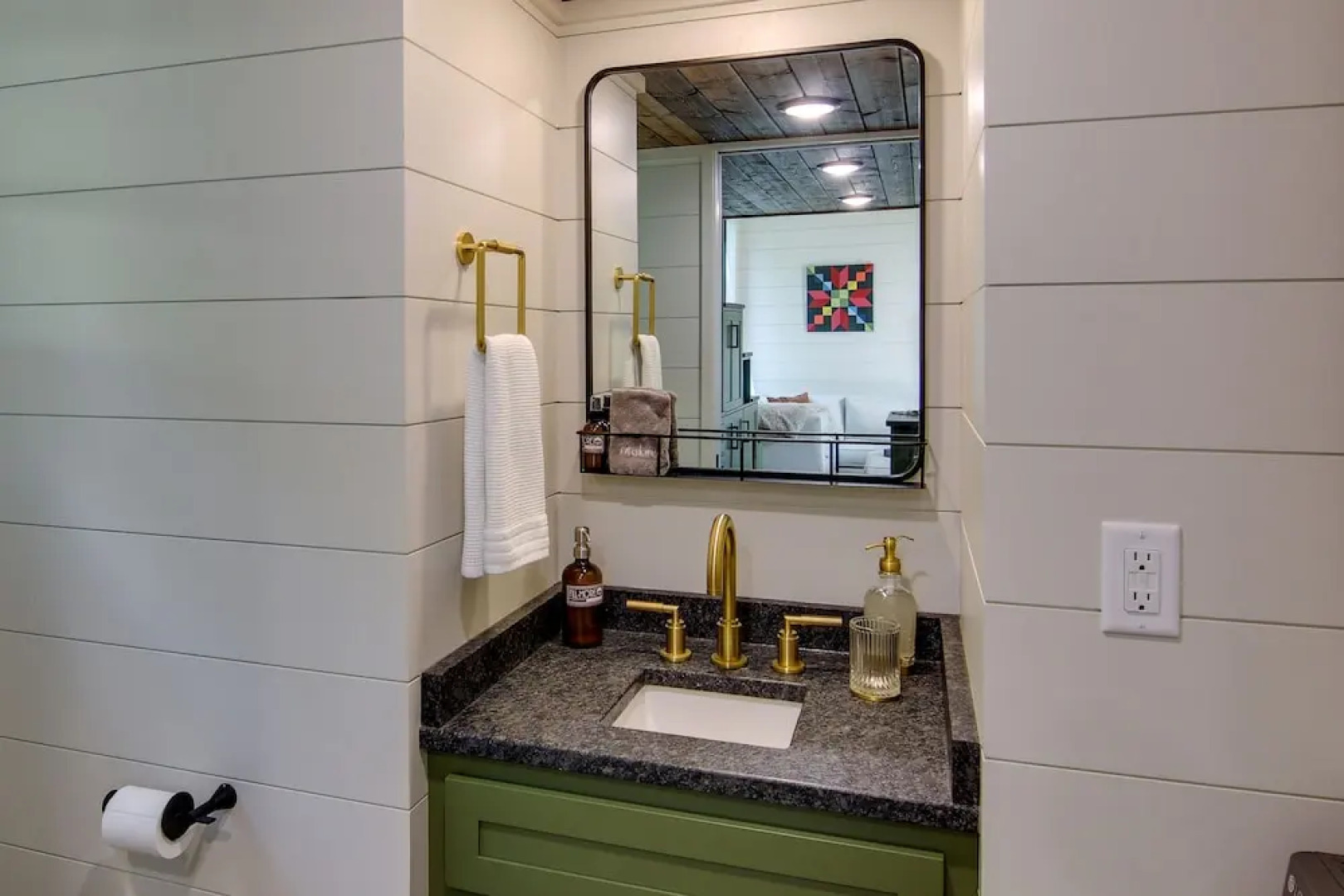 Upscale + Modern Tiny Cabin on Cane River!