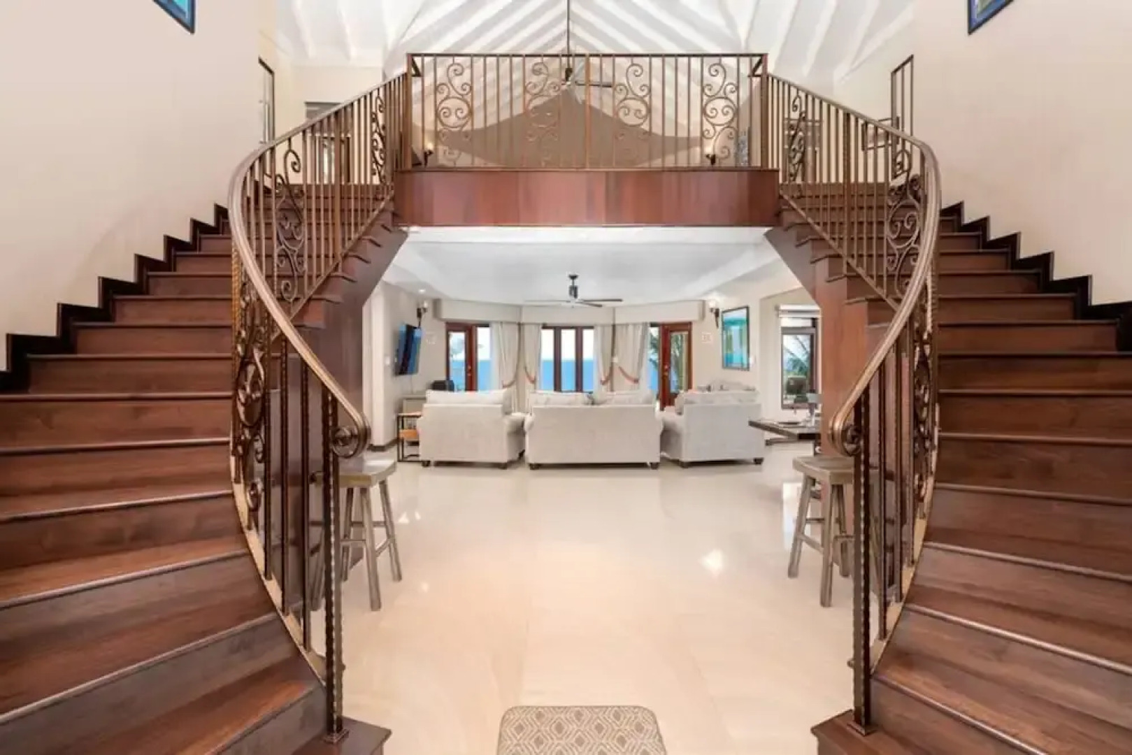 Luxury Oceanfront Villa in Tower Isle