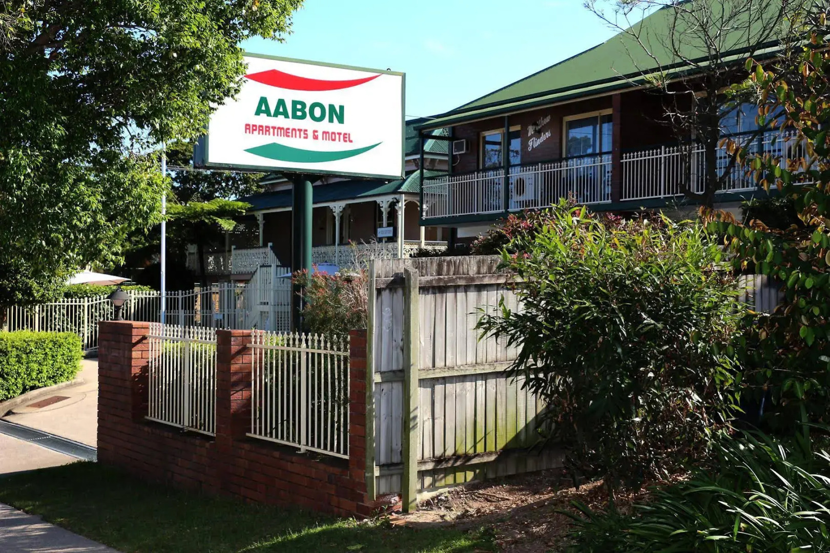 Aabon Apartments & Motel
