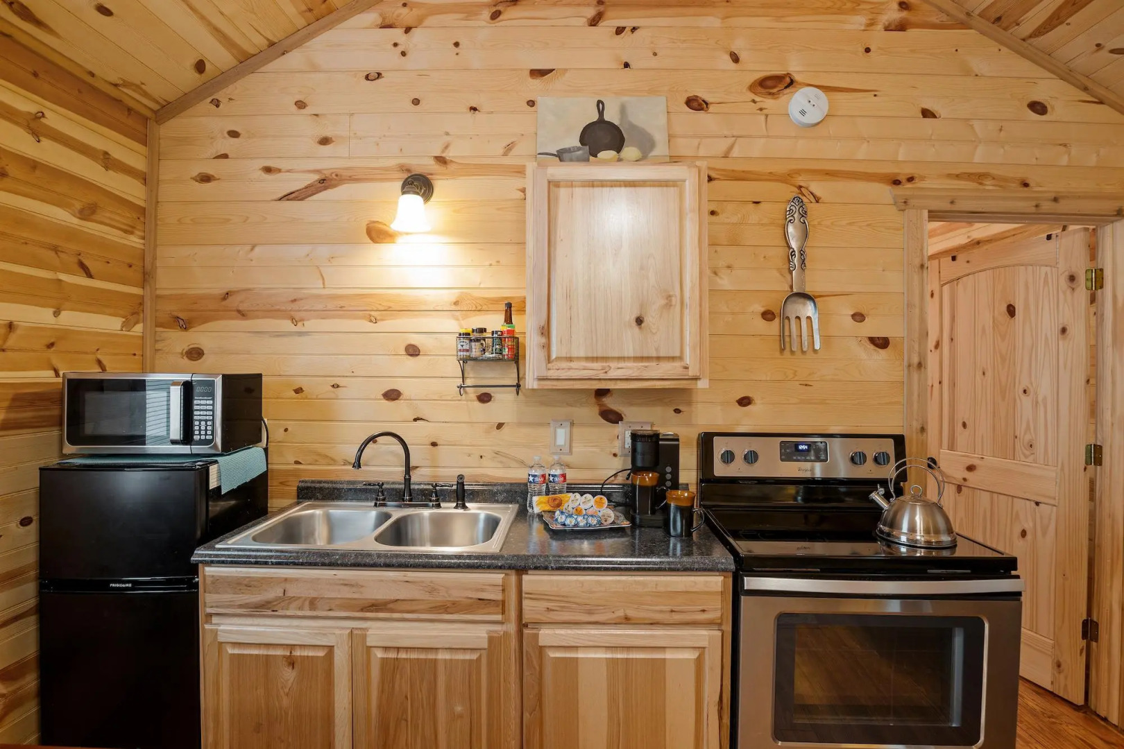 Hr 4 - The Sunflower Cottage 1 Bedroom Cabin by RedAwning