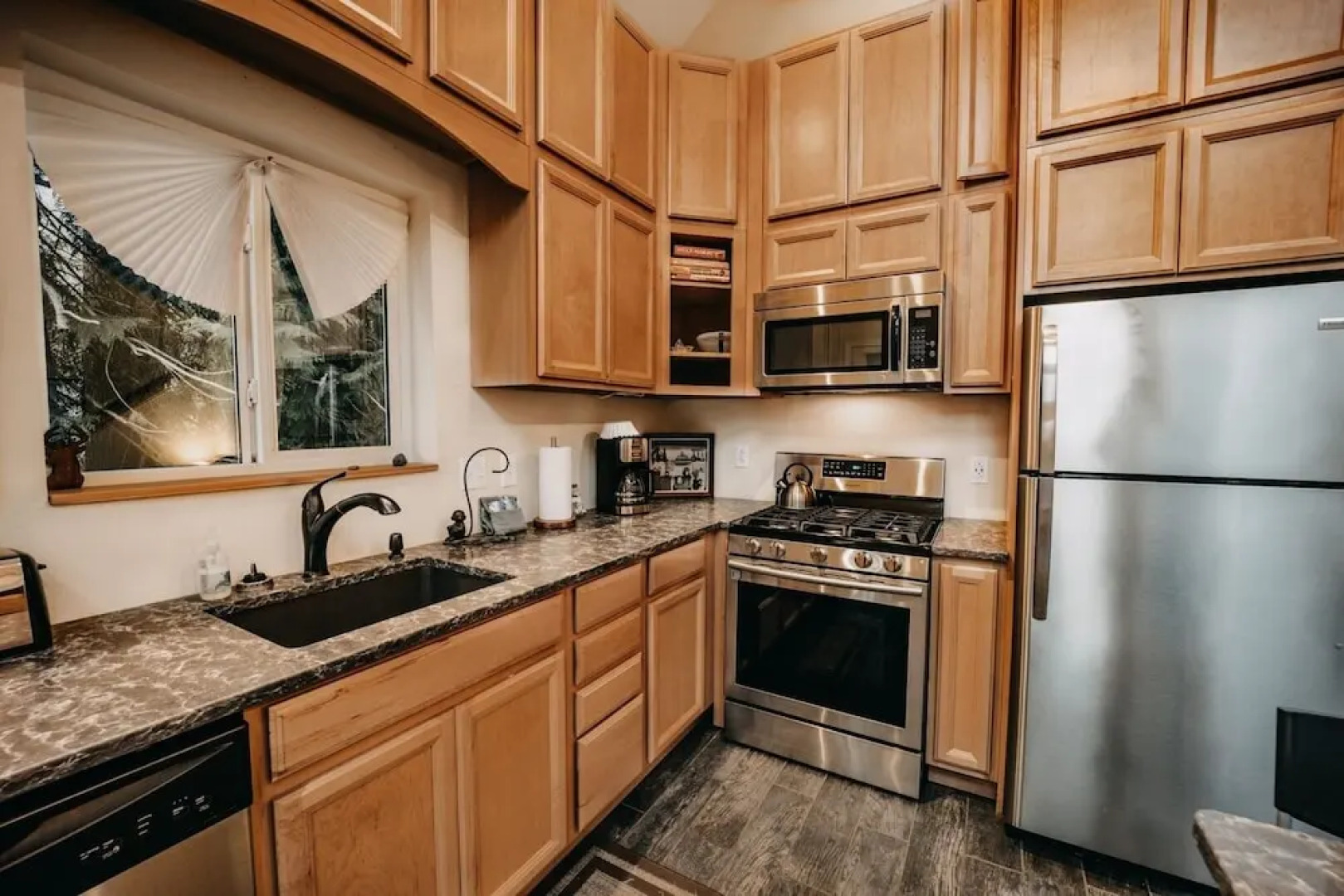 02gs - Hot Tub - Wifi - D/w - W/d - Sleeps 8 2 Bedroom Home by RedAwning