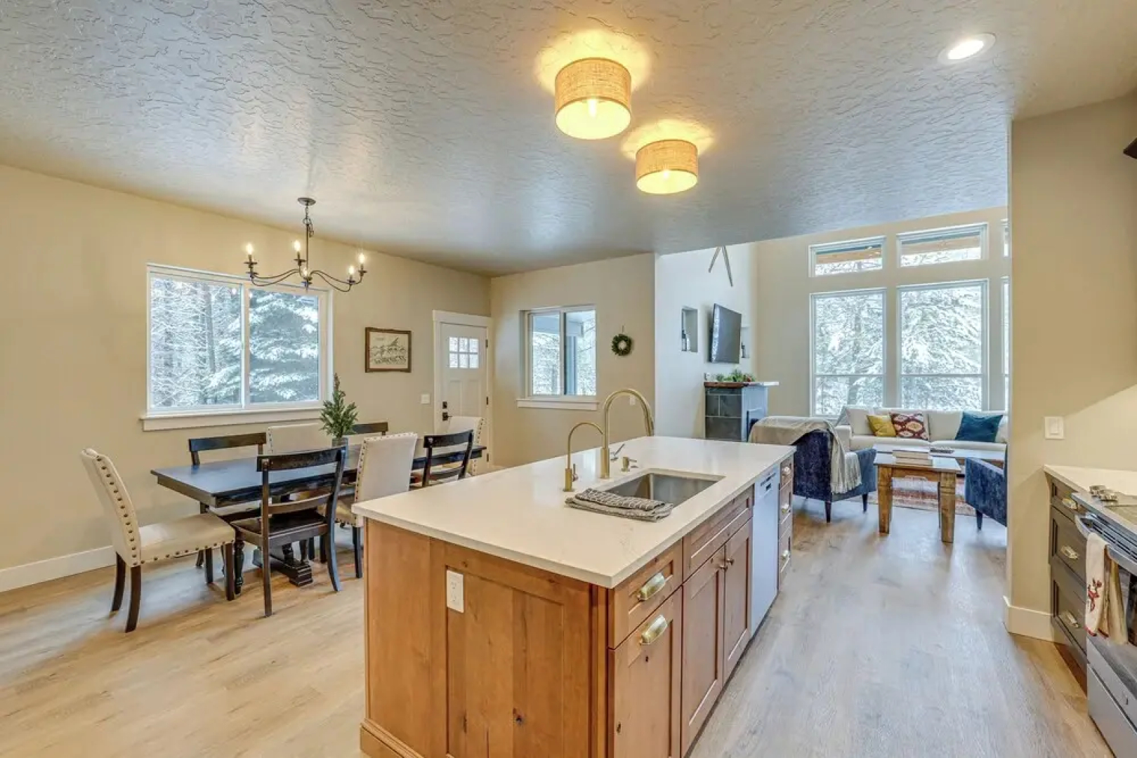 All-season Cabin: Hot Tub & Sauna in Donnelly