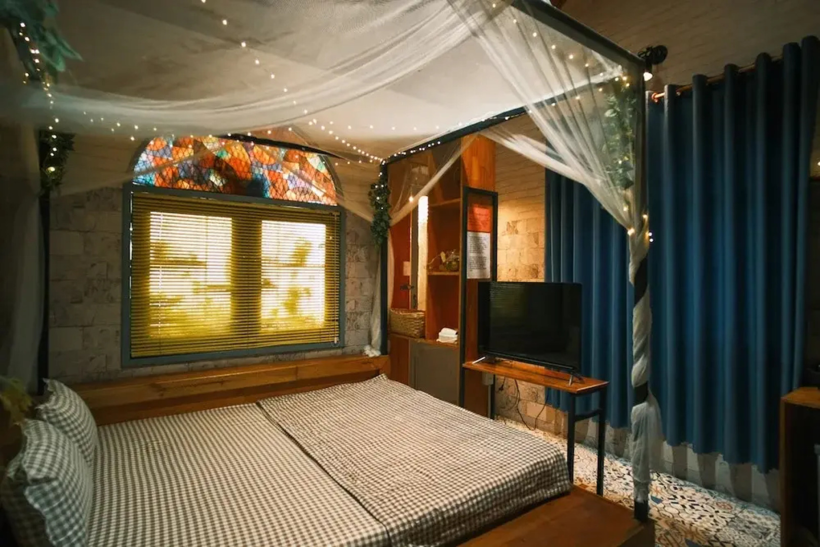 1984 Hotel Kien Giang