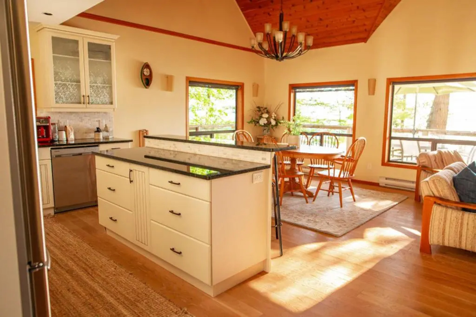 The Overlook, Luxury Lakeside Home with Dock