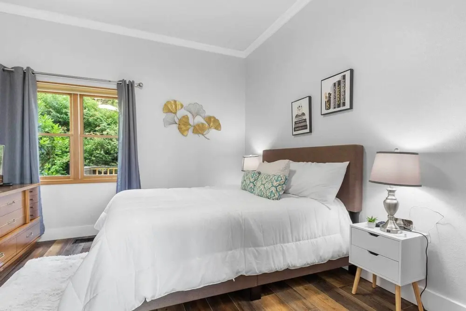 Hiking On-site: Mtn-view Burnsville Condo!