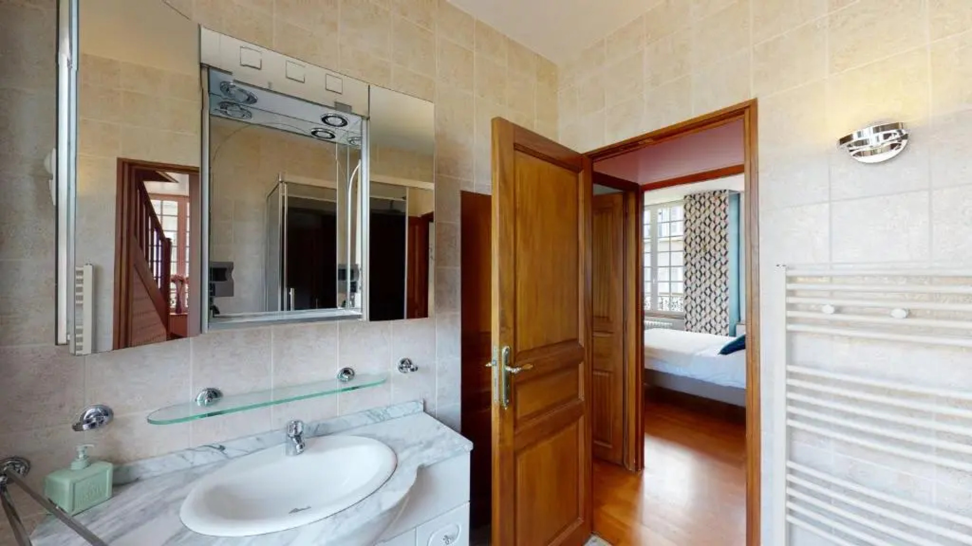 La Villa et Cours du Paradis gîte 4 étoiles, Billard BabyFoot, société La Clef Decamp